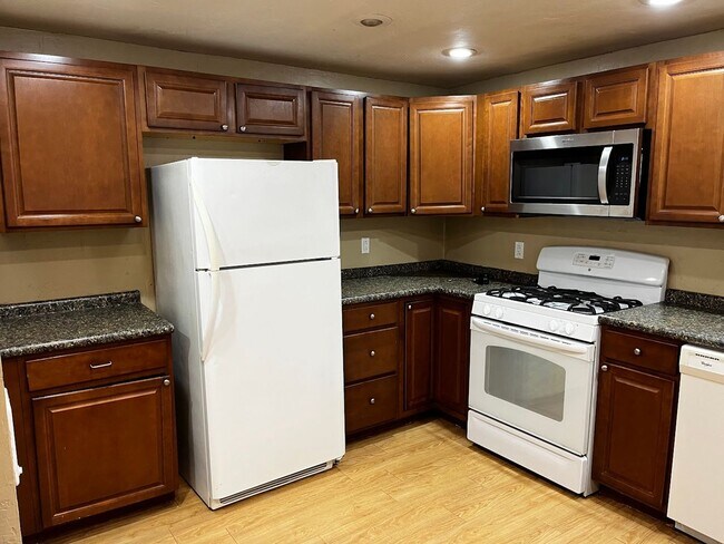 Building Photo - Beautiful & Spacious 3BD/2BTH plus additio...