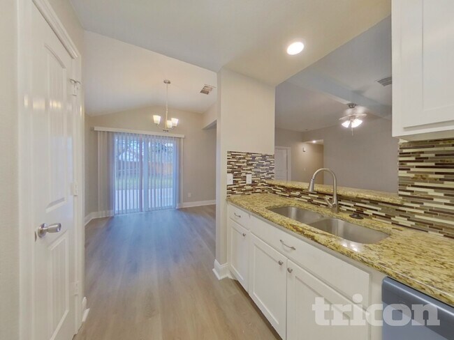 Foto del edificio - 523 Red Coat Ln