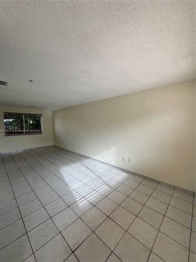 Foto del edificio - 8175 NW 8th St