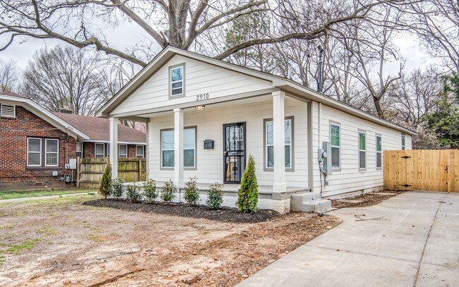 Building Photo - Newly Renovated Home near University of Me...