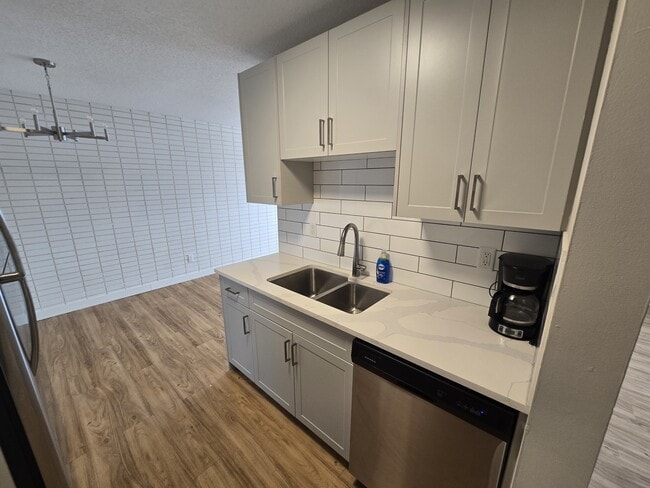 Building Photo - 710 David St