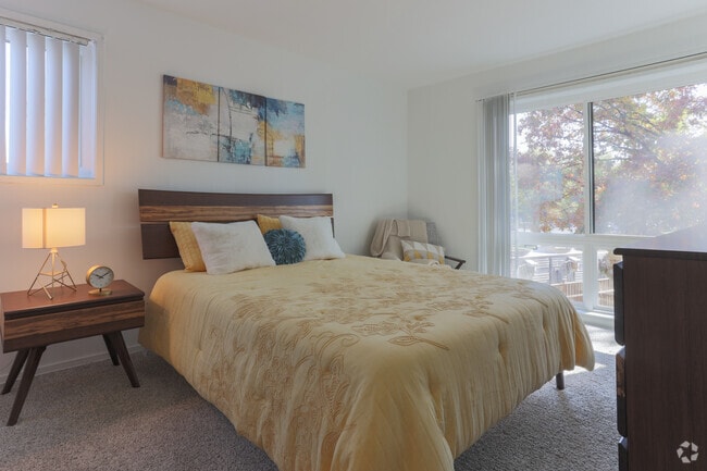 2BR, 1BA - 913 SF - Franklin Park At Greenbelt Station