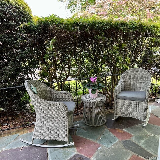 Building Photo - 711 Pelhamdale Ave