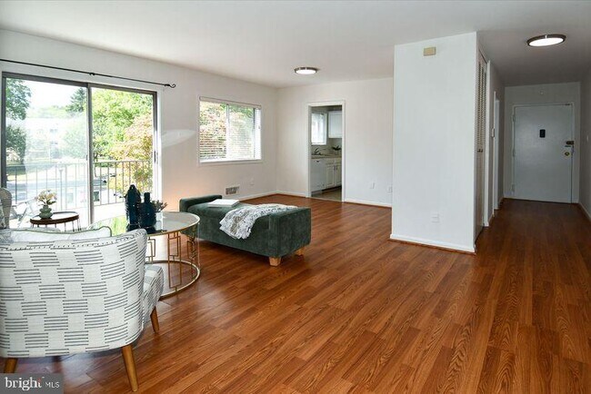 Foto del edificio - 10637 Montrose Ave