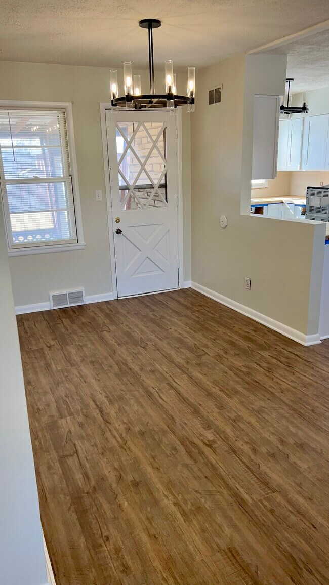 Dining area - 4033 E Countryside Plz