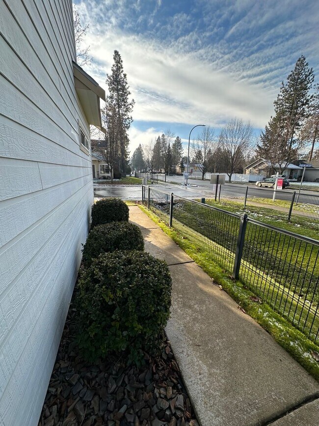 Foto del edificio - Willow Lake Loop Townhome (APP#221)