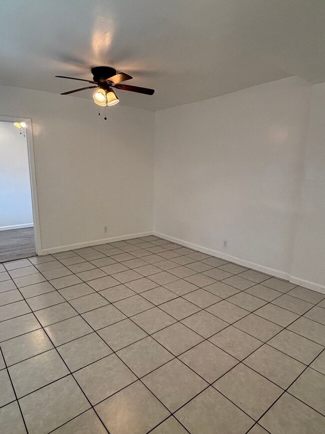 Foto del edificio - Beautiful 1 Bed Backhouse Available Now!