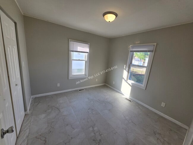 Foto del edificio - Cute 2 bedroom house with XL 2 car garage!