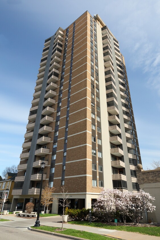 Building Photo - Summit House West