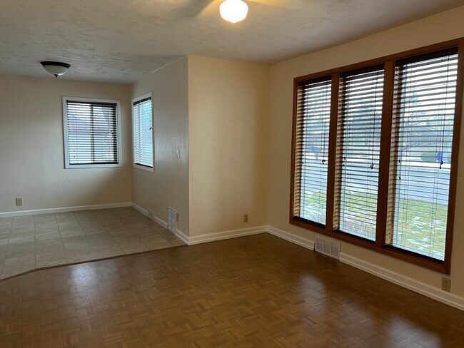 Living/Dining - 8911 E Upriver Dr