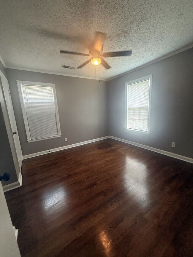 Photo - Newly Rehabbed 4 Bedroom 2 Bath | Hyde Par... House