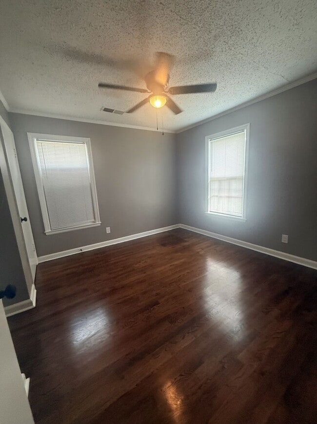 Building Photo - Newly Rehabbed 4 Bedroom 2 Bath | Hyde Par...
