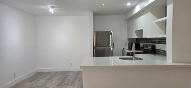 Foto del edificio - 10930 Royal Palm Blvd