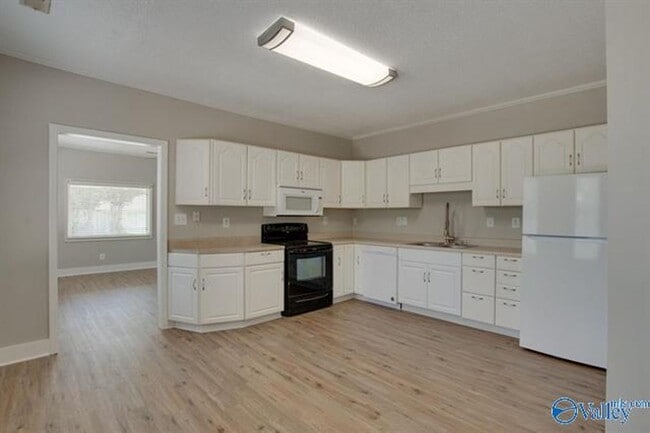 Building Photo - Cute 1 Bedroom 1 Bath House