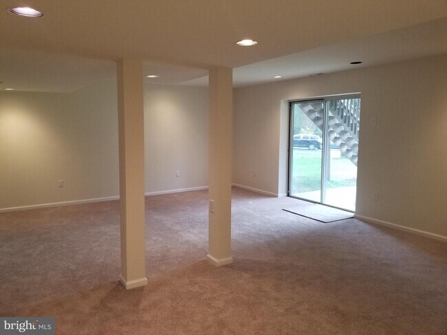 Building Photo - 1722 McNelis Dr