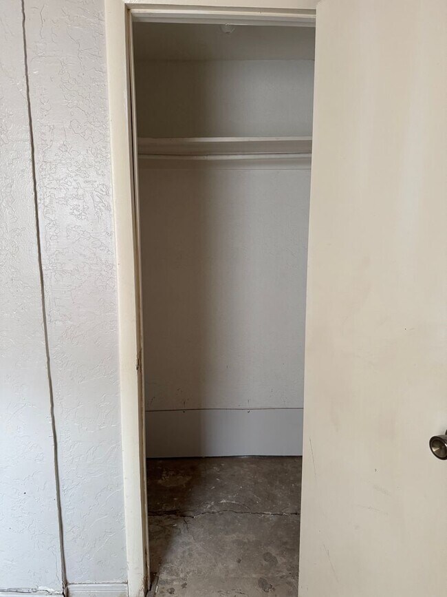 Building Photo - 2 bedroom, 1 bath ready to call home TODAY!