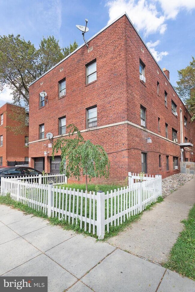 Foto del edificio - 1631 6th St NW
