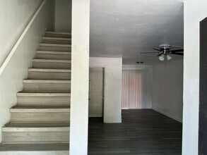 Building Photo - 722 SW 70th Terrace