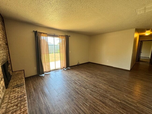 Foto del edificio - 2 Bedrooms, 1 1/2 baths and a 1 car garage duplex for rent in SW OKC near SW 89th and Penn!