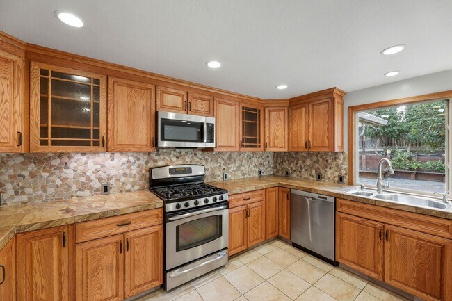 Foto del edificio - Beautifully Updated 3BR/2BA Home with Private Garden Oasis