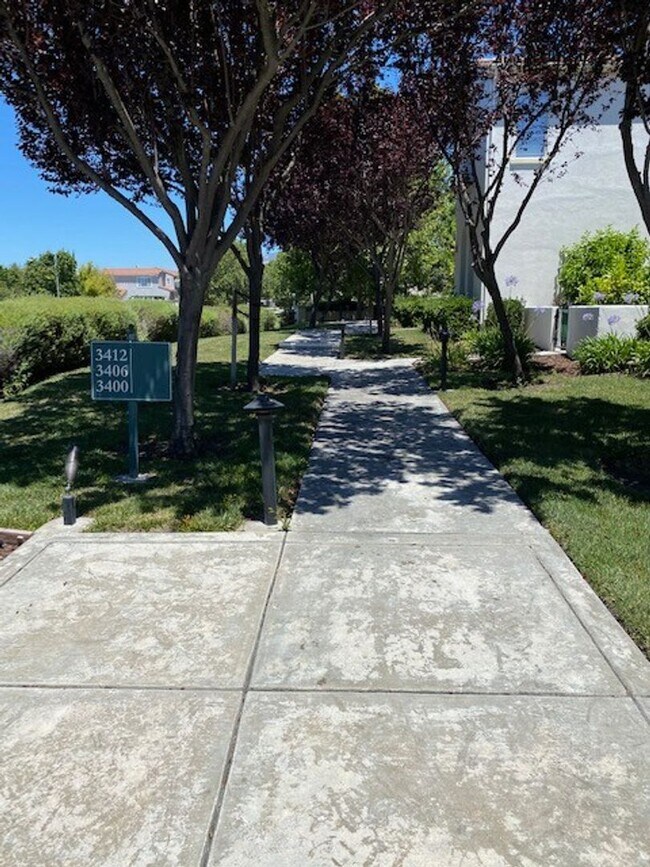 Building Photo - Spacious Gale Ranch Townhome