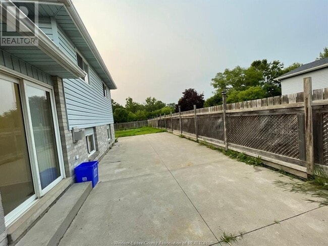 Building Photo - 2896 Robillard Crescent