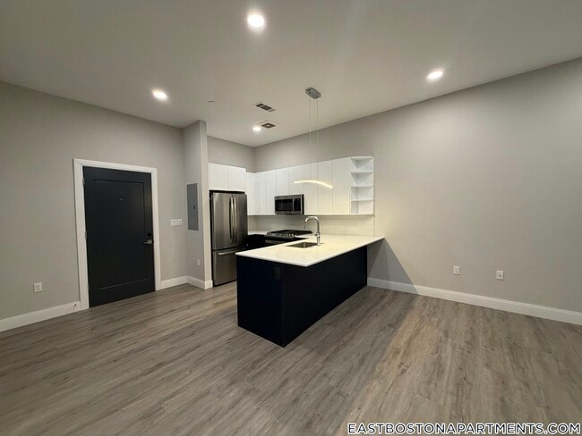 Building Photo - 656 Saratoga St