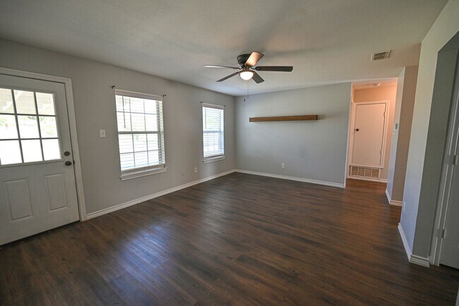 Building Photo - Cozy 3 Bedroom 2 Bath beautiful brick home in Decatur TX.