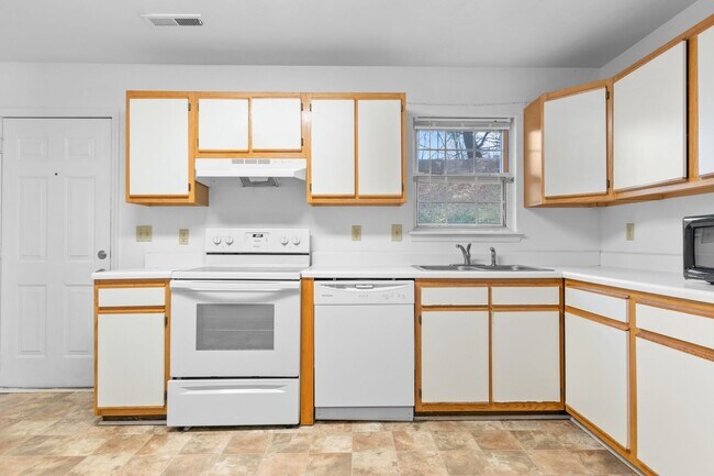Building Photo - 4 Bed/2 1/2 Bathroom On Bus Line