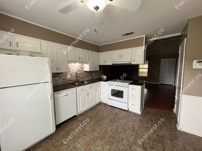 Foto del edificio - 104 Pecan Valley Dr