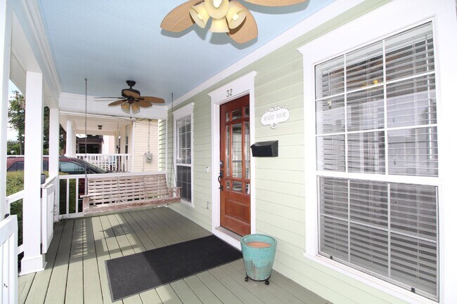Foto del edificio - Charming Downtown 2BR/1BA Cottage – Hardwood Floors, Granite Kitchen, Front Porch, Fenced Backyar...