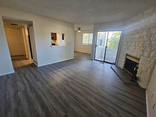 Foto del edificio - Ground-Level 1-Bedroom Condo in Southeast ...