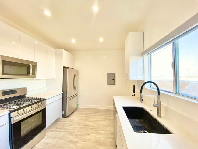 Building Photo - 627 Brittania St