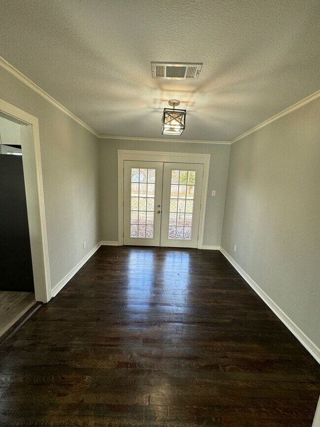 Building Photo - Remodeled and ready for New Tenant!!!