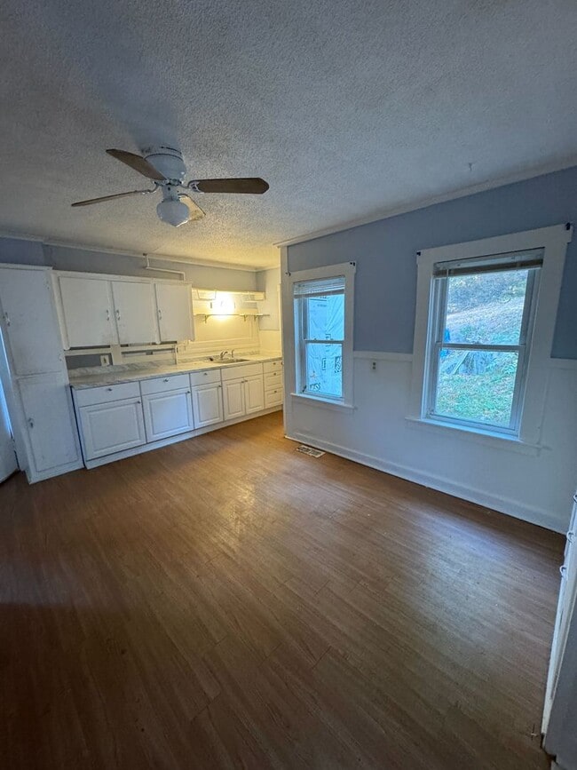 Building Photo - 107 Hanover St