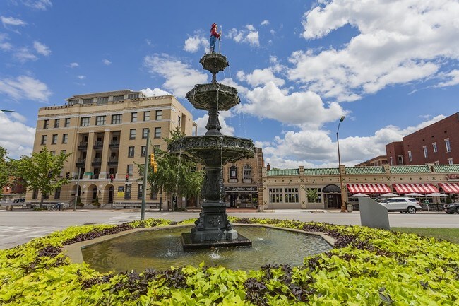 Building Photo - Fountain Plaza Hogshead