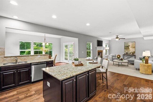 Foto del edificio - 4008 Pinebrook Ln
