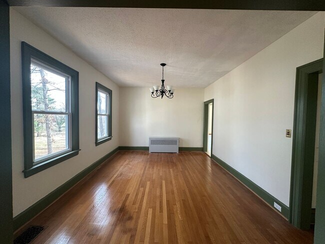 Foto del edificio - House in Bedford with Lot of Outdoor Space.