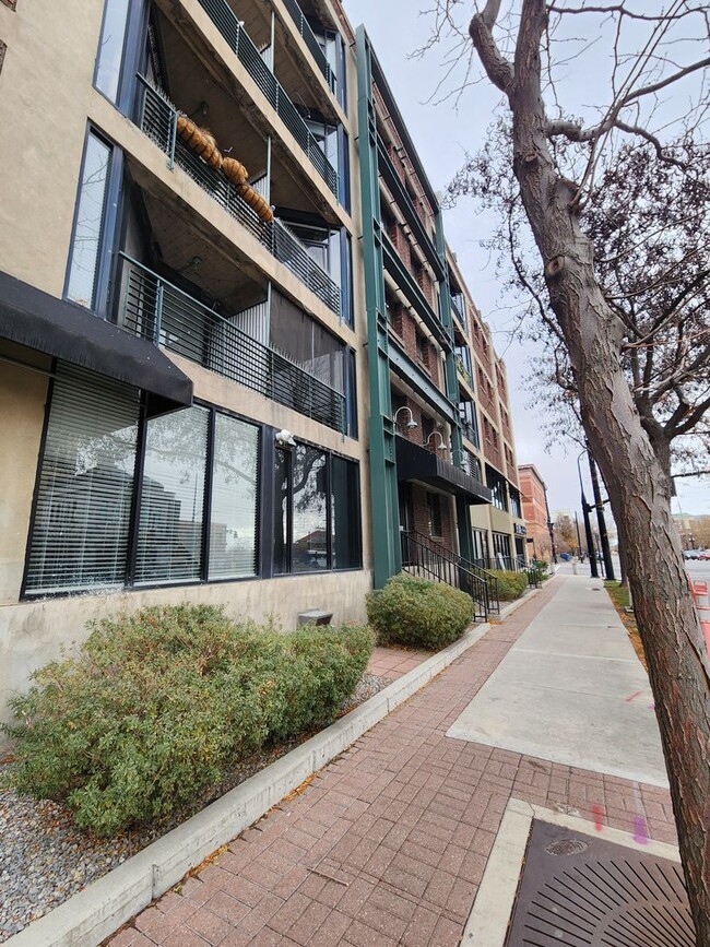 Foto del edificio - RARELY Available Dakota Lofts Condo! Indus...