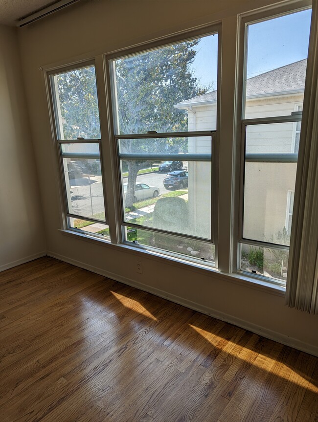 Living room - 122 N Lamer St