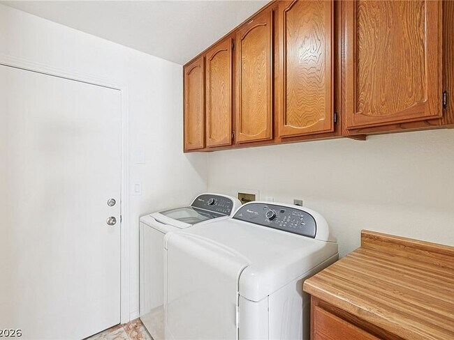 Foto del edificio - 582 Kavanagh Pl