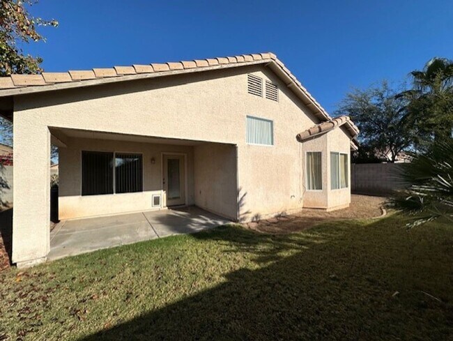 Building Photo - SINGLE LEVEL 4 BEDROOM HOME WITH 2 CAR GAR...