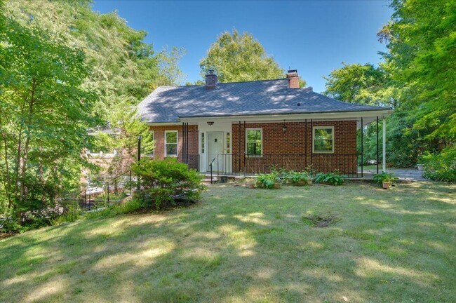 Foto del edificio - Classic Brick Multi-Level Home with Backya...