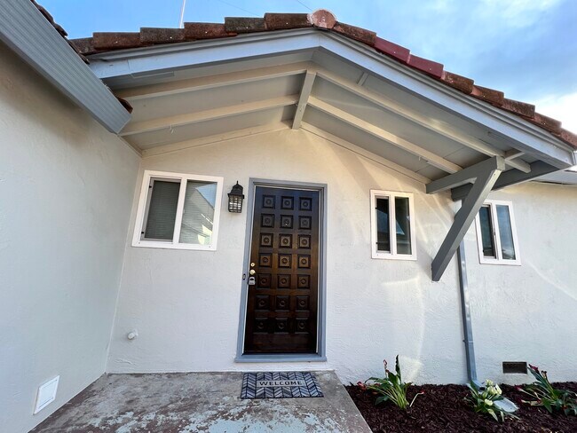 Building Photo - 1138 S Sunset Dr