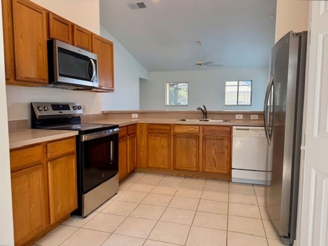 Building Photo - 838 Hillcrest Dr