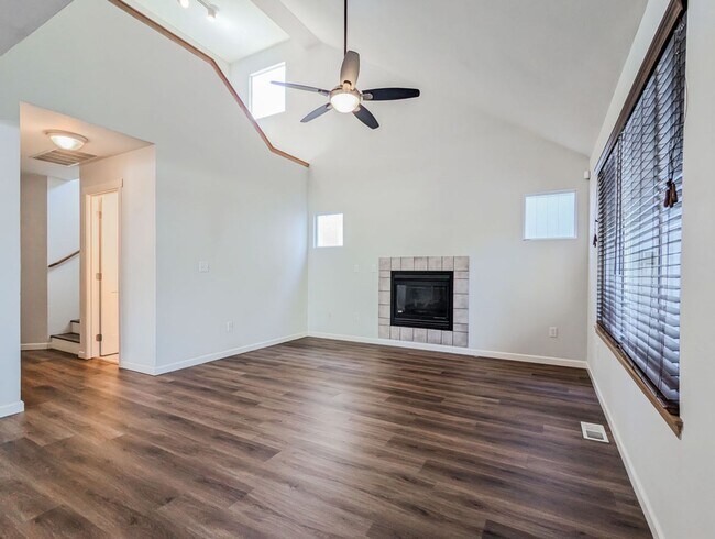 Building Photo - Updated and move in ready 3 bed 2.5 bath h...