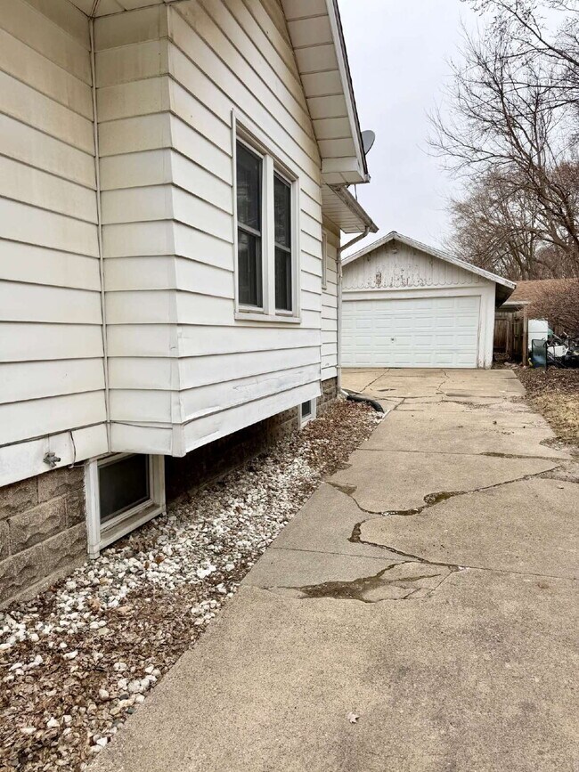 Foto del edificio - 3 Bedroom with a bonus room, 1 Bath Available!