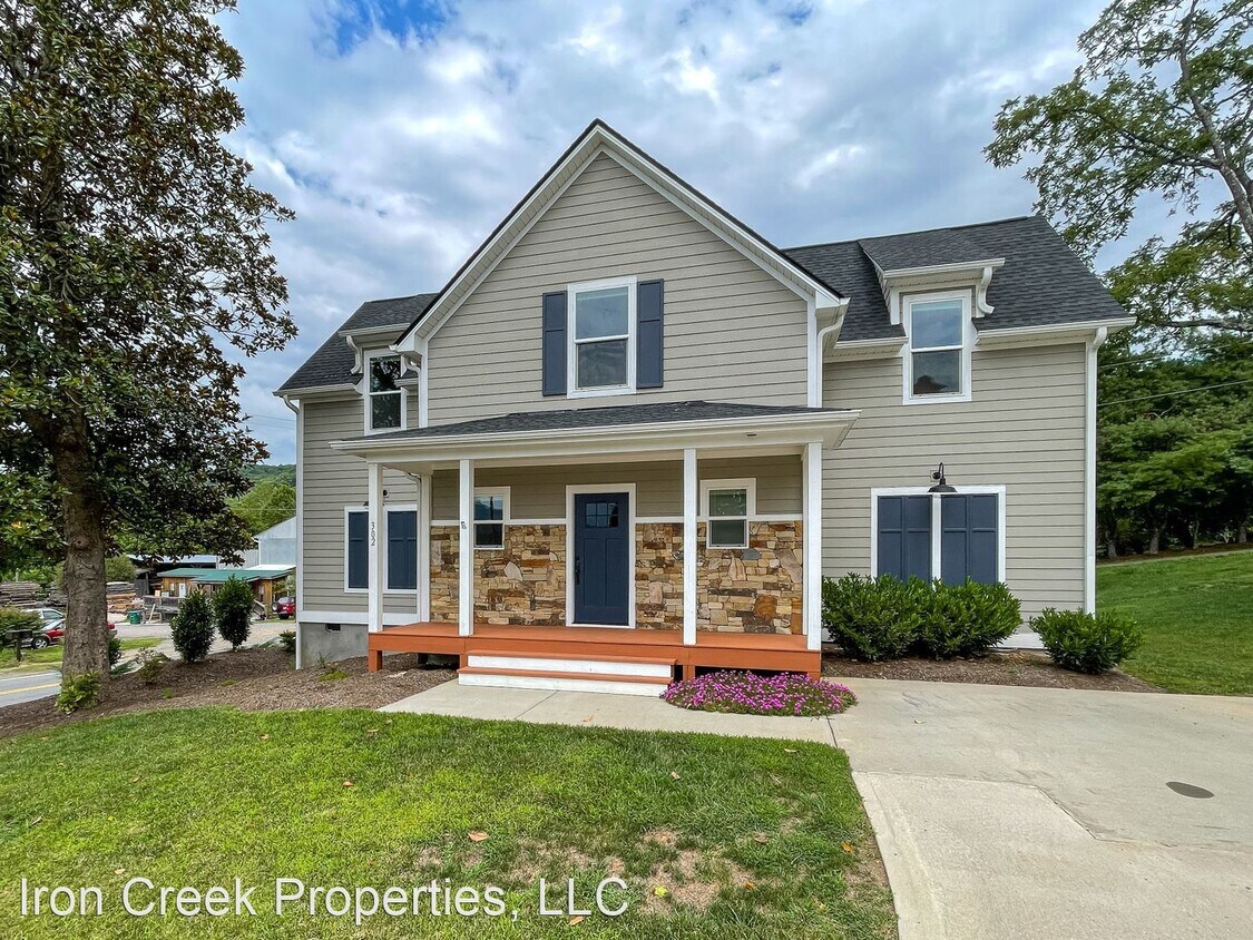 3 br, 2.5 bath House 302 Magnolia Ridge House Rental in