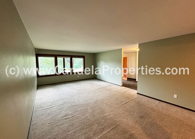 Building Photo - 2970 Shoreham Cir