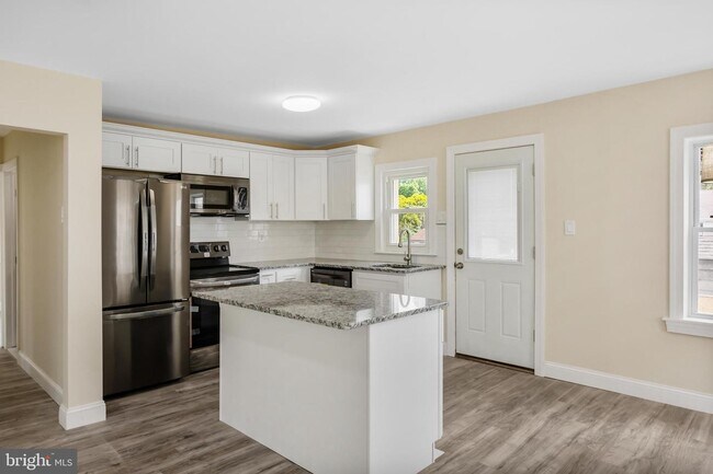 Building Photo - 506 3rd Ave